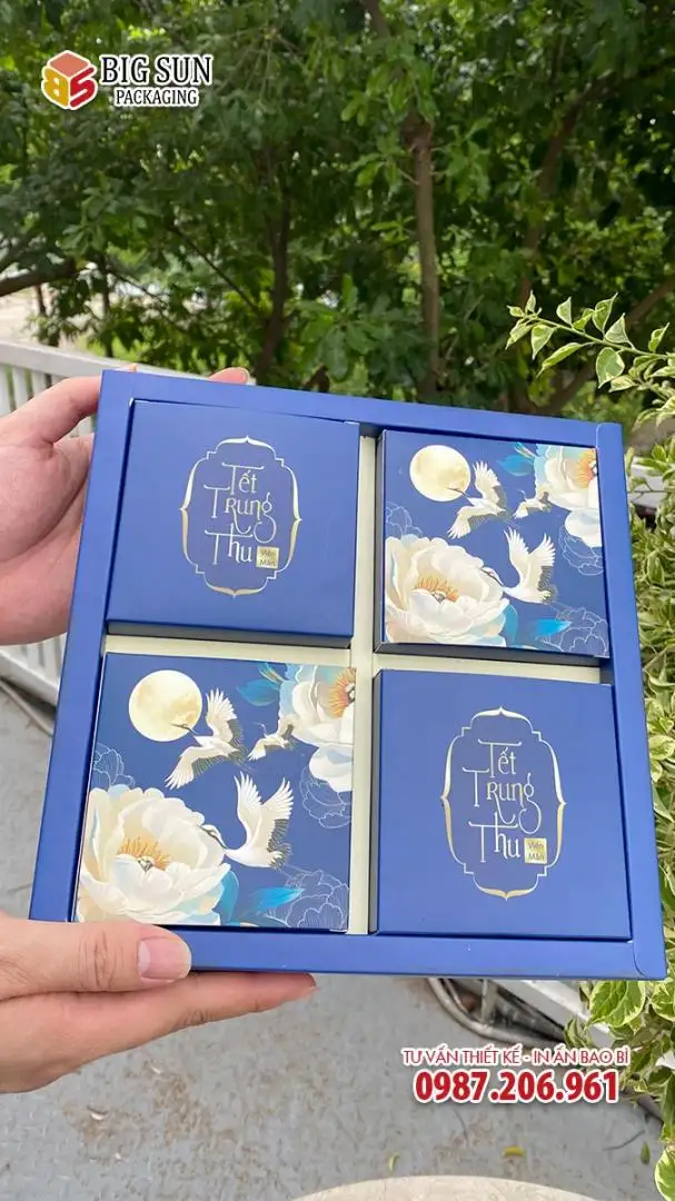 Bên trong hộp bánh trung thu Bạch Liên Minh Nguyệt