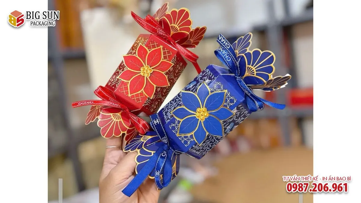 Hộp đựng bánh kẹo hình kẹo nơ hoa nổi