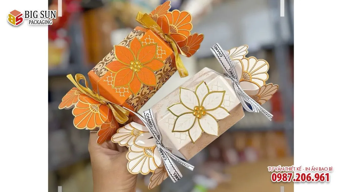 Hộp đựng bánh kẹo hình kẹo nơ hoa nổi