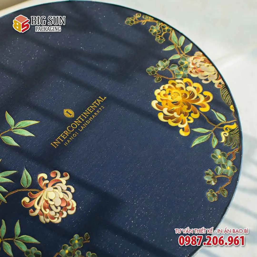 hộp bánh trung thu Intercontinental Hà Nội Luxury Plus hình tròn 6 bánh kèm vang góc 1
