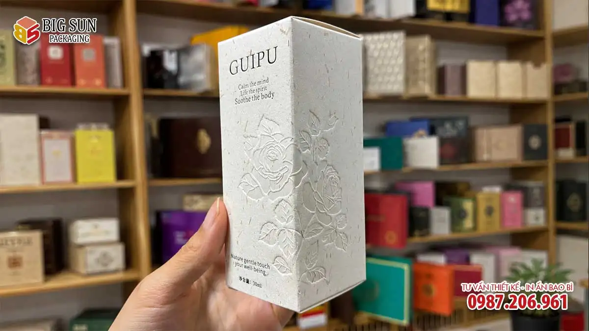 Hộp mỹ phẩm dập chìm họa tiết, chất liệu Ivory