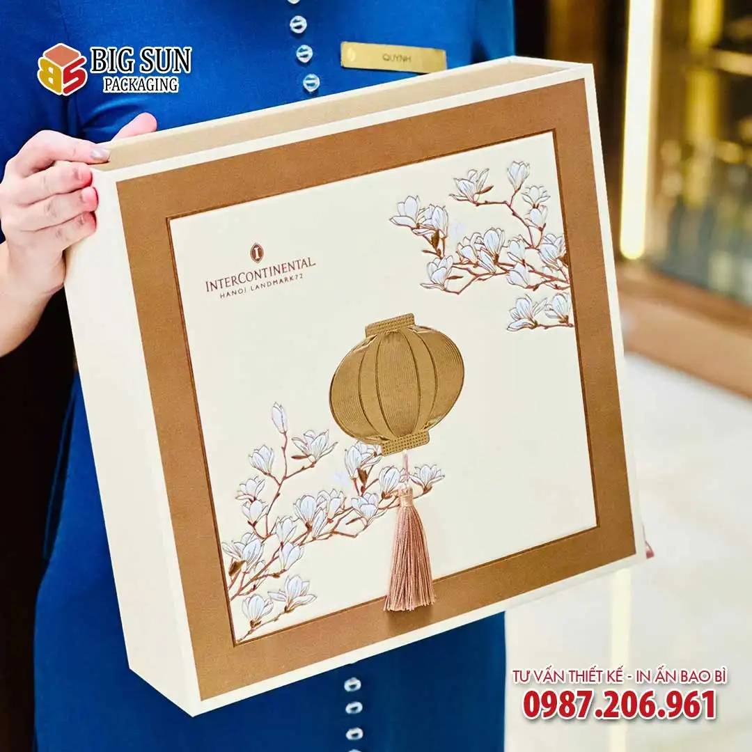hộp bánh trung thu Intercontinental Landmark 72 cao cấp kèm rượu góc chụp 1